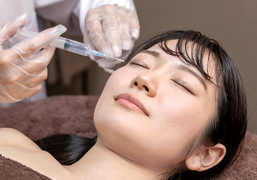 目立つ涙袋を美容医療で改善