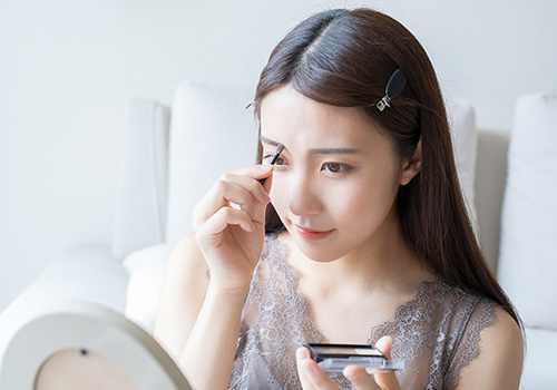 メイクでできる「離れ目」カバー術