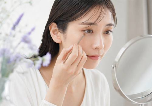メイクやセルフケアで三白眼は改善できる?