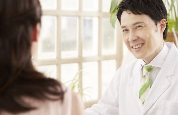 医師とのカウンセリング中
