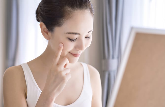 不自然なテカテカ感のない、ハリと弾力のある自然なお肌へ