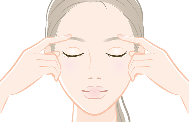 目を閉じたまま眉毛の上を人差し指で押さえる