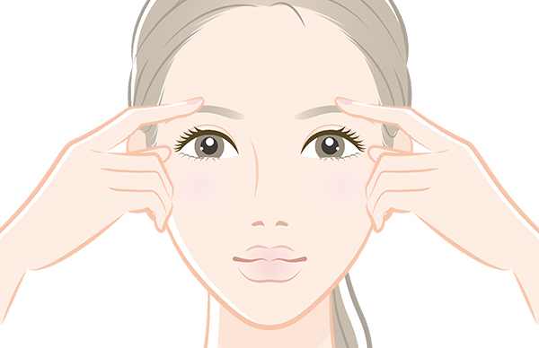 眉の上を人差し指で押さえたまま、目を開ける
